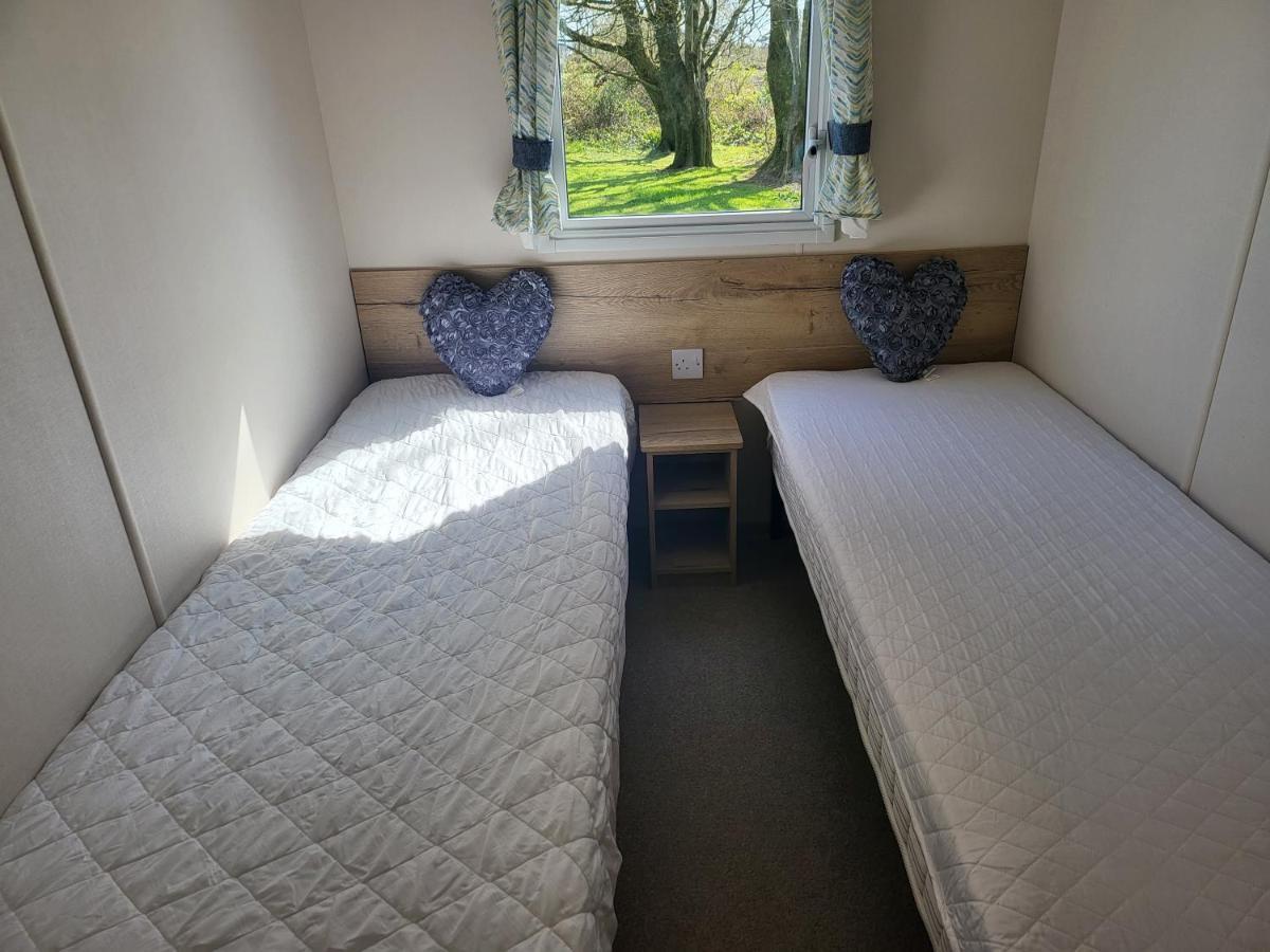 Апартаменты Blackmoor Farm - Caravan 6 Ludchurch Экстерьер фото